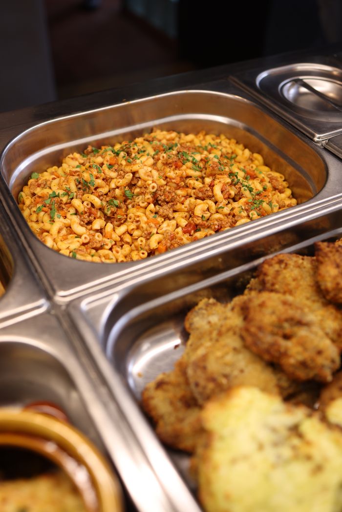 why-choose-us-01 Mouth-watering macaroni pasta and fried food in warm buffet trays.